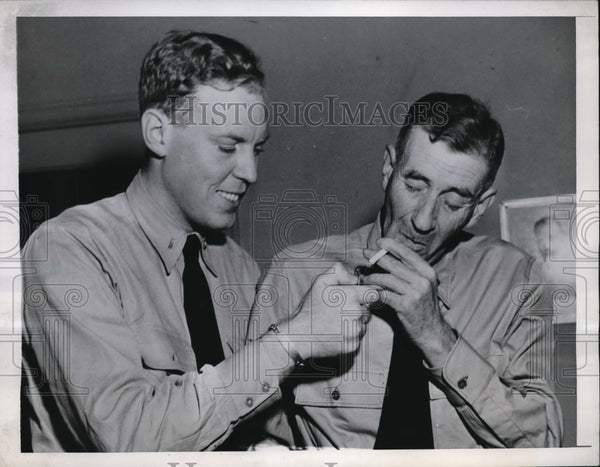 1945 Press Photo Lt. William Lineberry Jr. Lights Cigarette for Capt ...