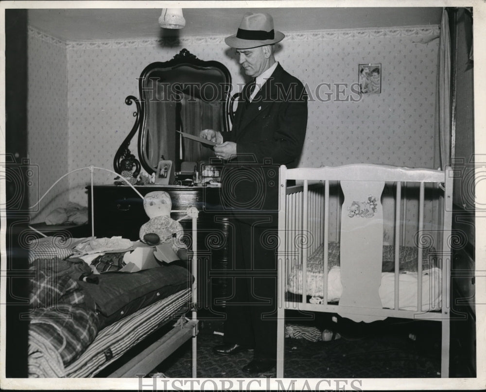 1944 Press Photo James Hansen Inspects Room Dolores Flack Age 7 Died of Hunger - Historic Images