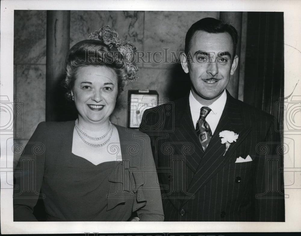 1945 Press Photo NYC, Mr &amp; Mrs Wlibert Divis at St Patrick&#39;s Cathedral wedding - Historic Images