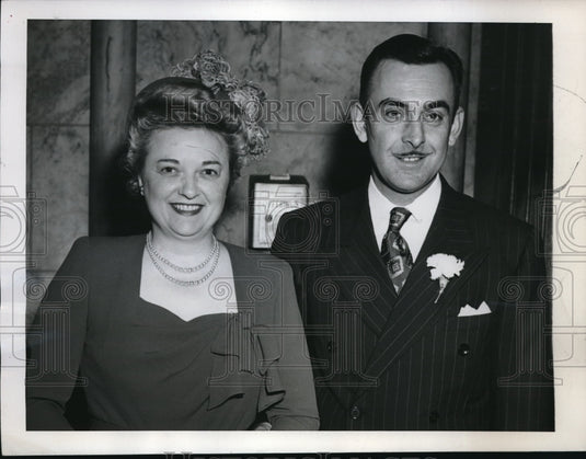 1945 Press Photo NYC, Mr & Mrs Wlibert Divis at St Patrick's Cathedral wedding - Historic Images