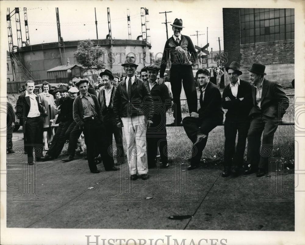 1941 Press Photo Strikers at the Lamson and Session plant - Historic Images