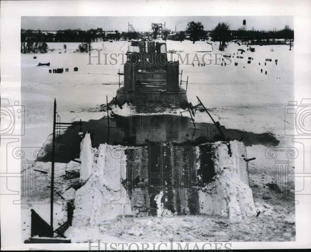 1951 Press Photo Bridge w/ roadway gone after collapse in Three Rivers, Quebec - Historic Images