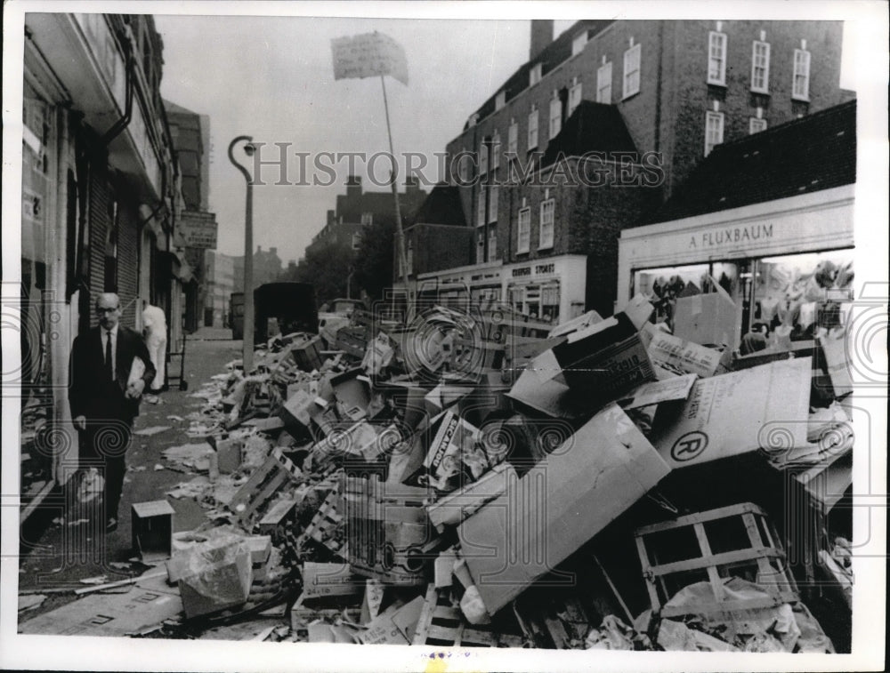 1969 Press Photo London Middlesex Street Under Garbage Piles During Trash Strike - Historic Images