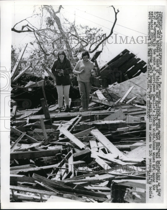 1969 Press Photo Crying Women Salvage Belongings In Gulfport Hurricane Camille - Historic Images