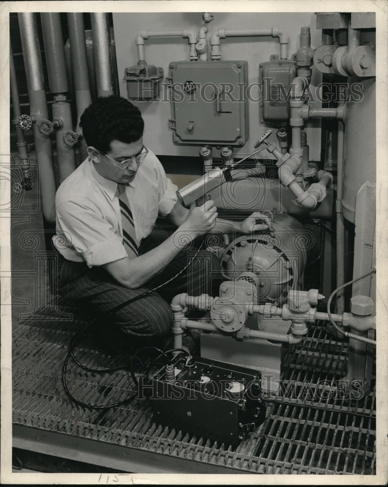 1952 Press Photo Dupont Lab Engineer Fixes Pipe Fitting Leak Detector - Historic Images