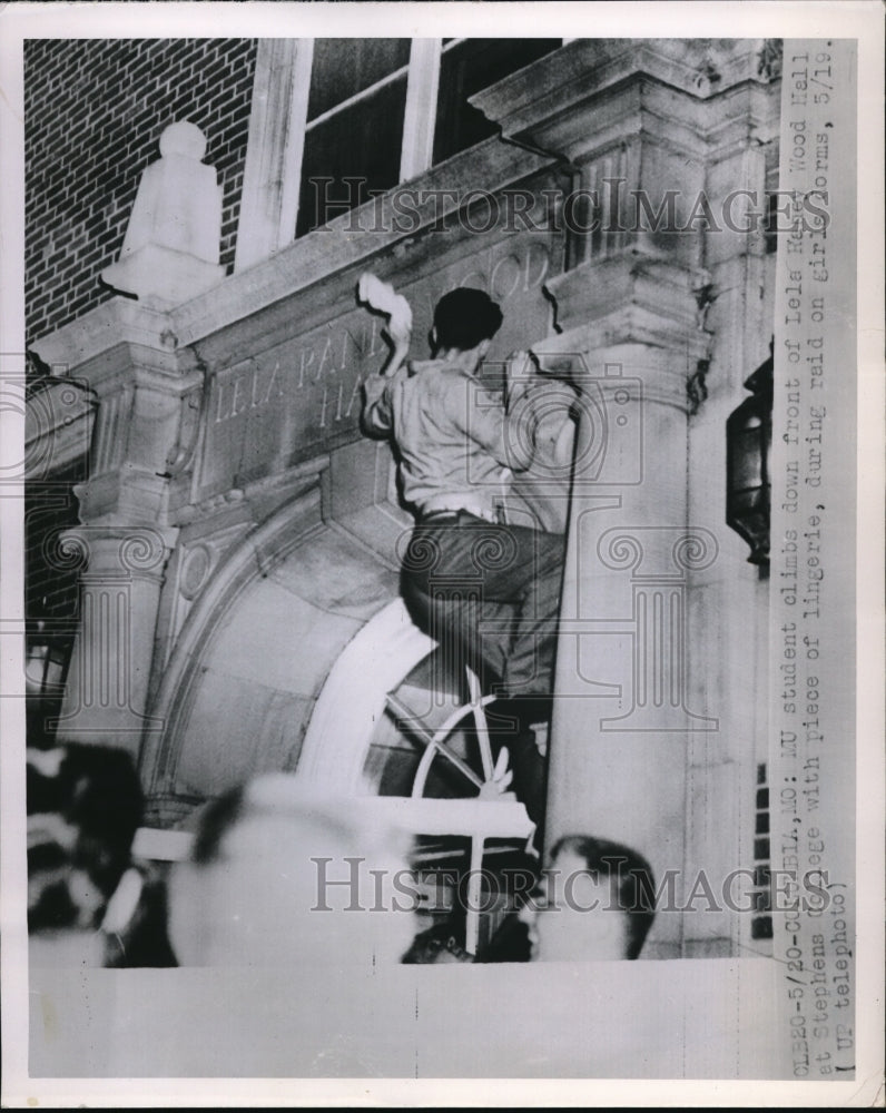 1952 Press Photo Missouri student raiding girls dorm - Historic Images