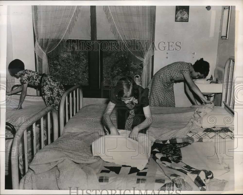 1939 Press Photo Mission workers making beds - Historic Images