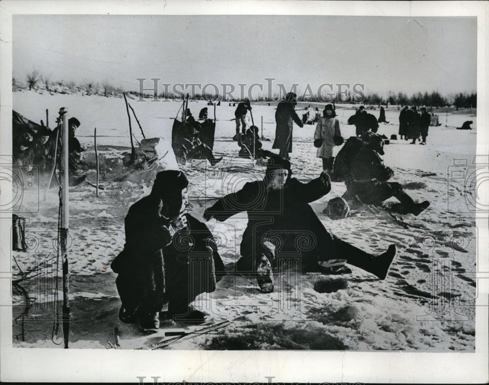 1962 Press Photo Barnaul, USSR fishermen at holes in ice on river Lapa - Historic Images