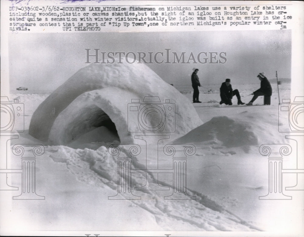 1962 Press Photo Houghton Lake, Mich Igloos &amp; ice fishermen on the lake - Historic Images