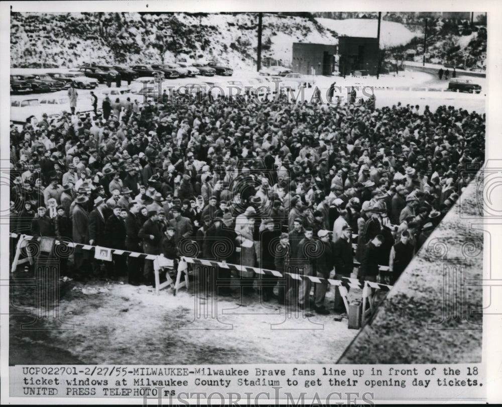 1955 Press Photo Milwaukee, Wis Braves fans to get opening day tickets - Historic Images