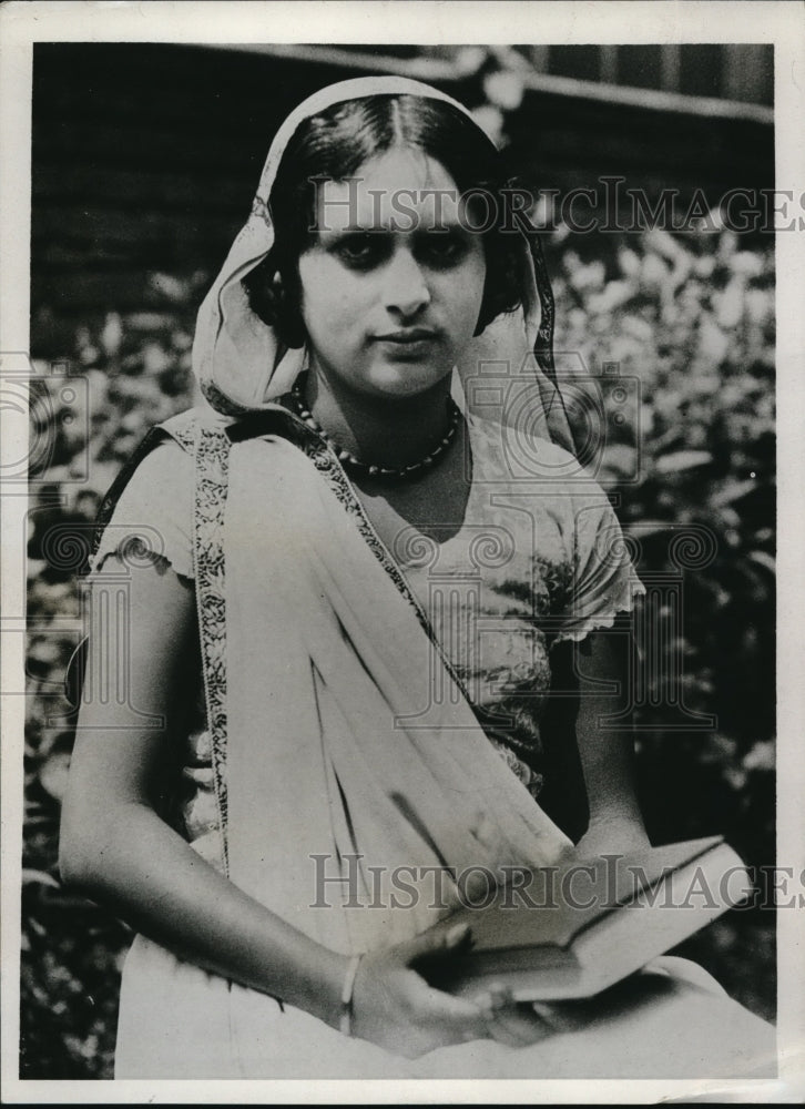 1933 Press Photo Miss Avabai Nehta from Colombo, Ceylon, passes English Bar - Historic Images