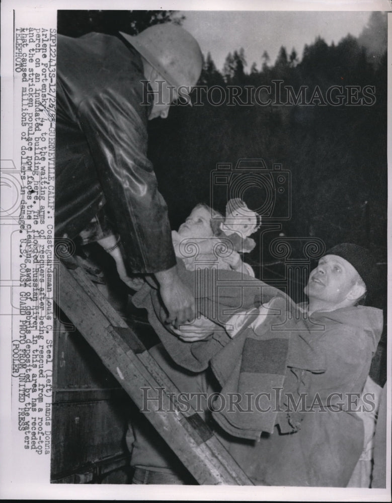 1955 Press Photo Coastguardsman Louis C Steel &amp; Donna Fortensky Being Rescued - Historic Images