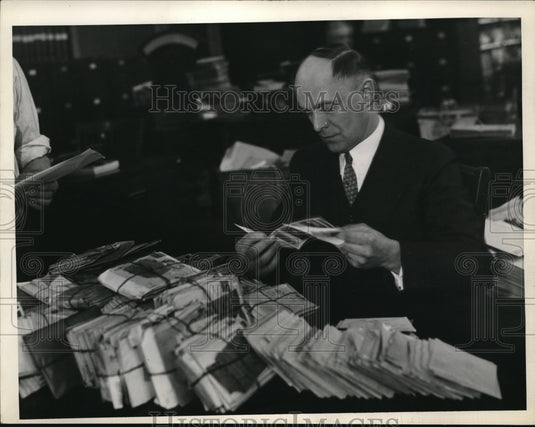 1935 Press Photo Frank Reicha Post Office Clerk United States Post Office - Historic Images