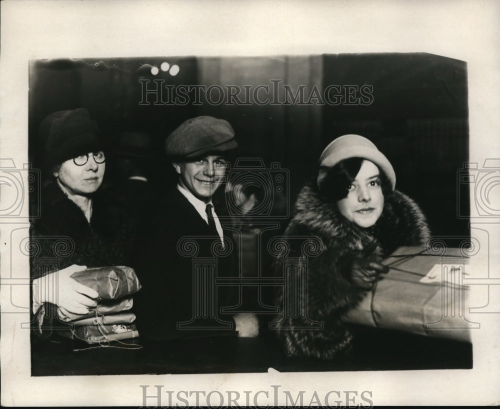 Press Photo Three People Waiting in Line During Post Office Rush - Historic Images