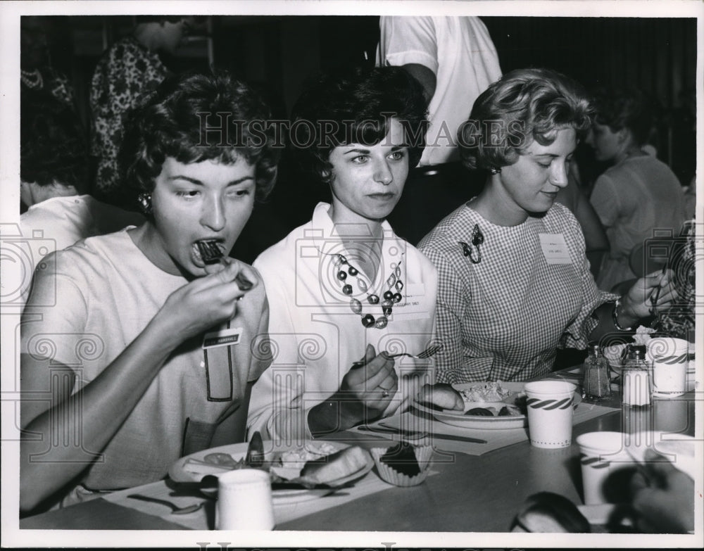 1962 Press Photo M Marshall, R Smet, J Jaksie at a dinner in Cleveland, Ohio - Historic Images