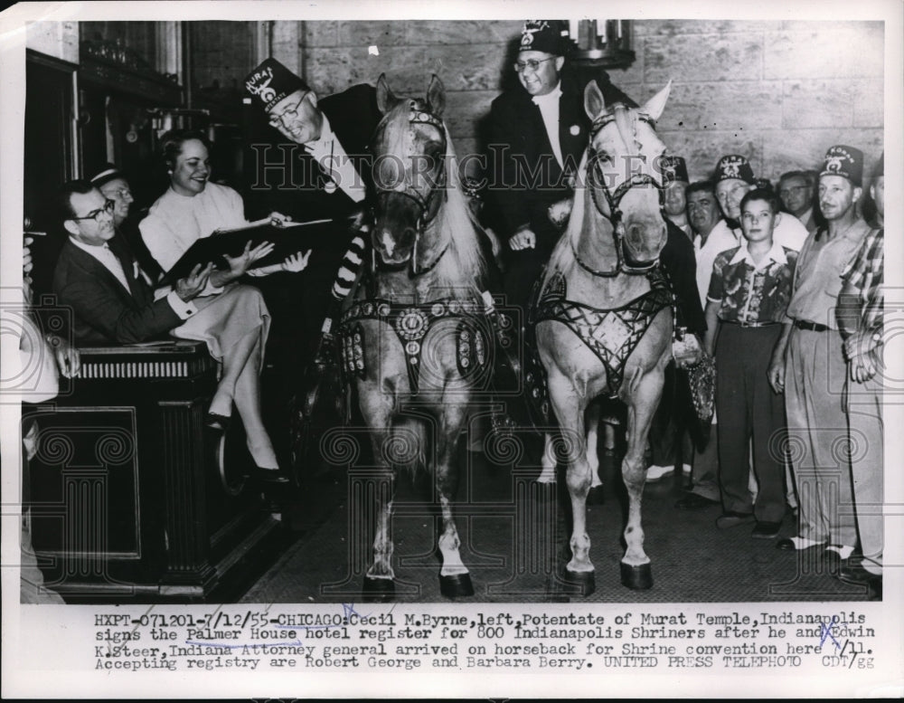 1955 Press Photo Chicago Cecil Byrne at Palmer House hotel for Shriners Conv. - Historic Images