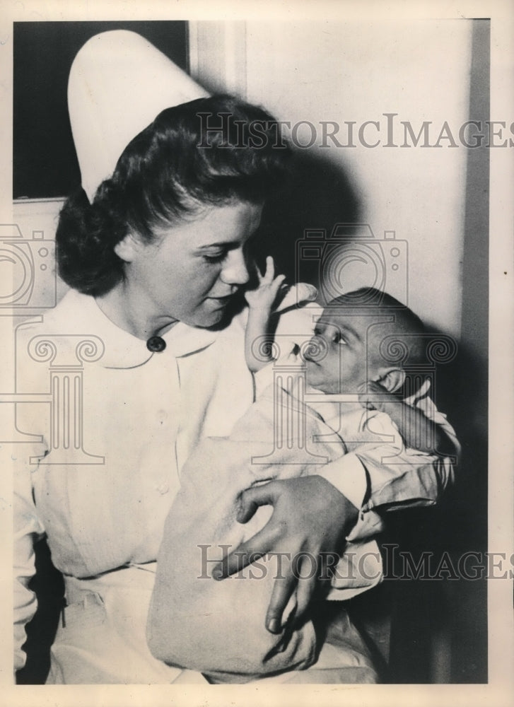 1949 Press Photo William DeVice Age 7 Months After 5 Operations &amp; Mary Skahill - Historic Images