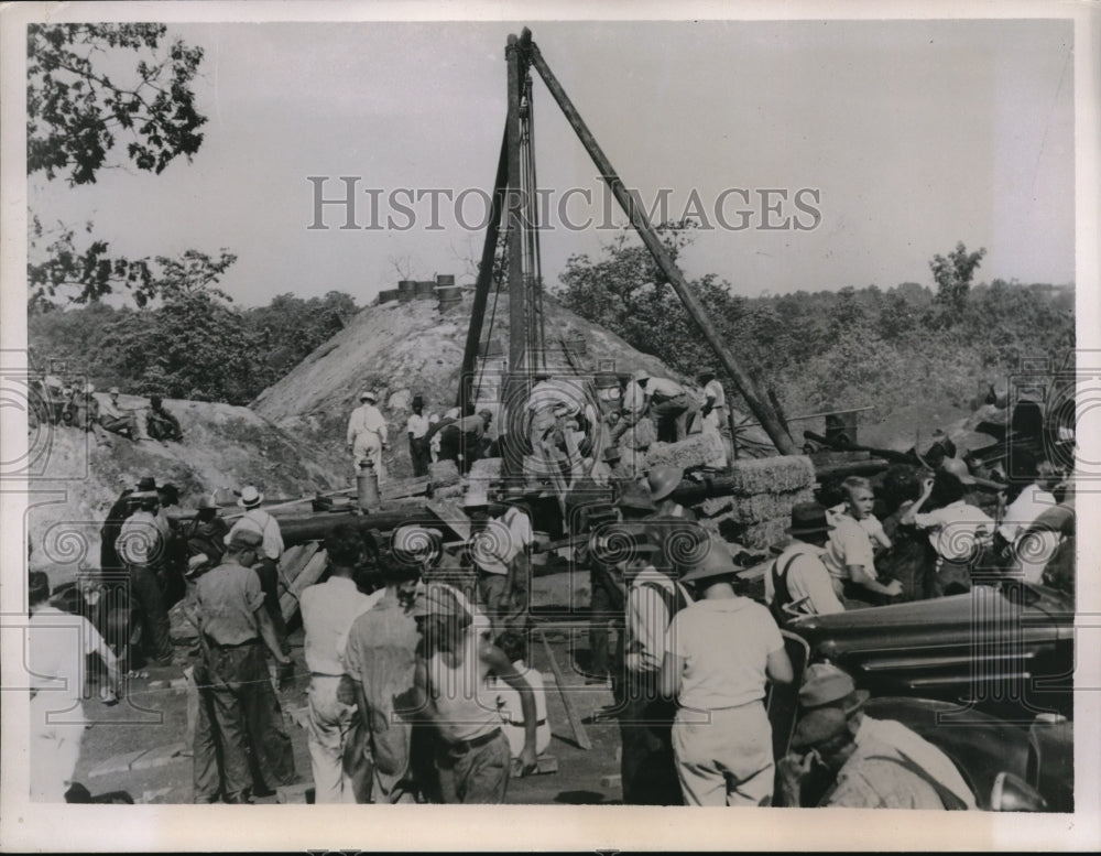 1936 Press Photo Crews Search For Coal Miners Buried In Esry Coal Mine Collapse - Historic Images