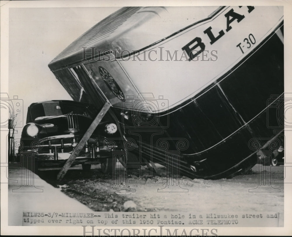 1951 Press Photo Trailer Hits Hole in Milwaukee and Tips Onto a 1950 Pontiac - Historic Images