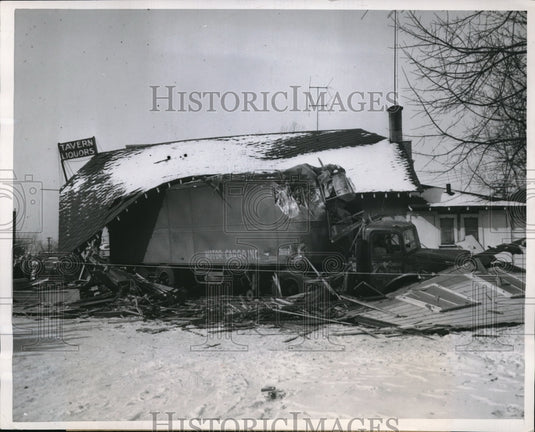 1951 Press Photo Trailer Truck Collided With Car Ending In a Liquor Store - Historic Images