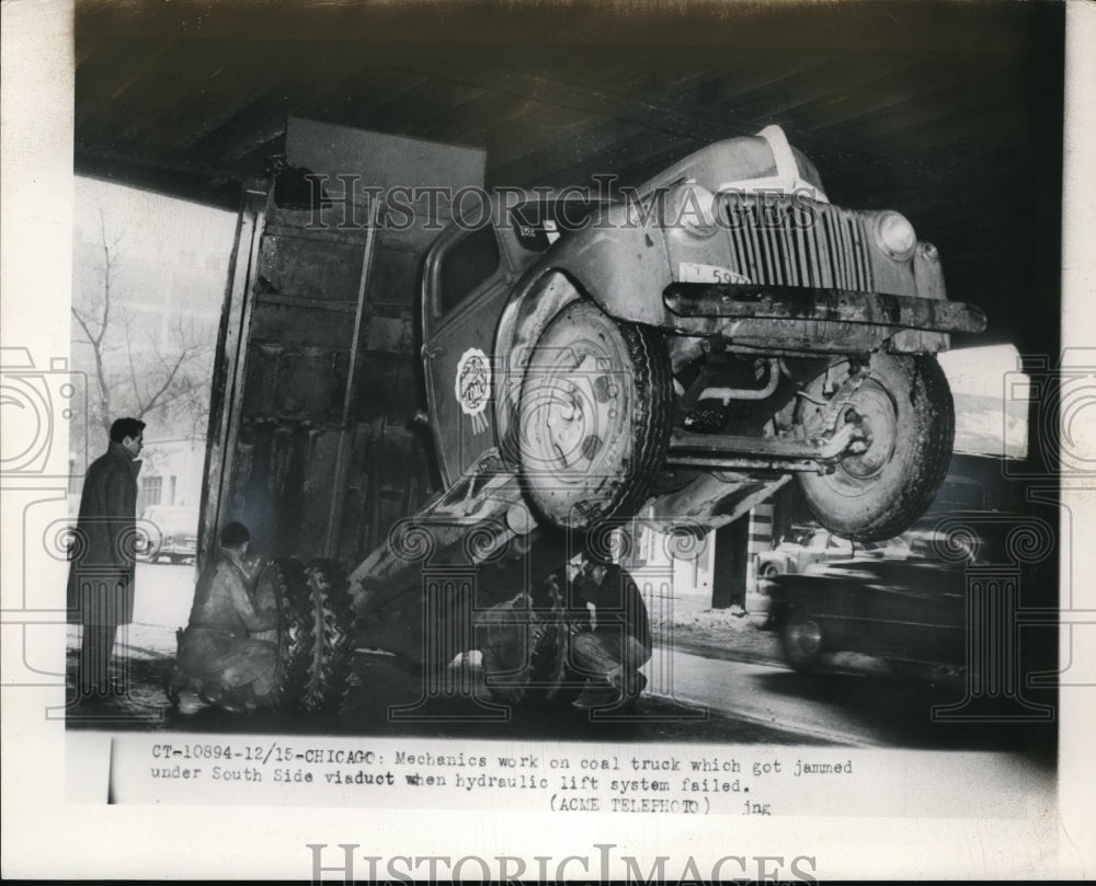 1950 Press Photo Dump truck got stuck on road - Historic Images