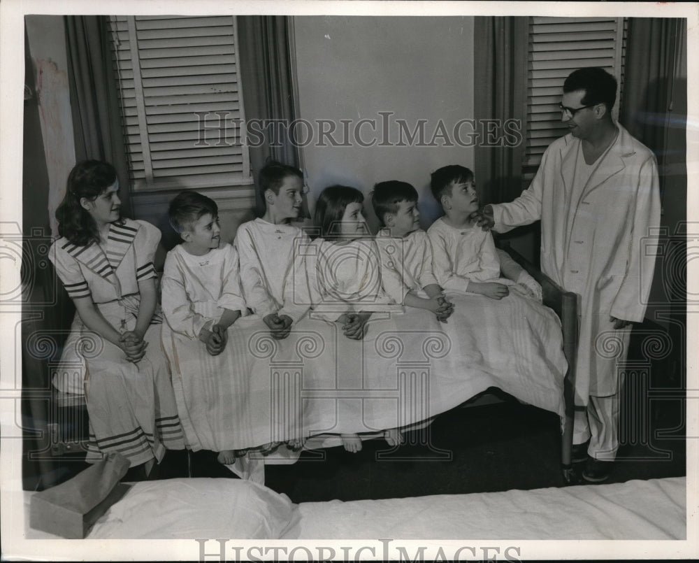 1954 Press Photo Priscilla, Douglas, David, Shirley, James and William - Historic Images