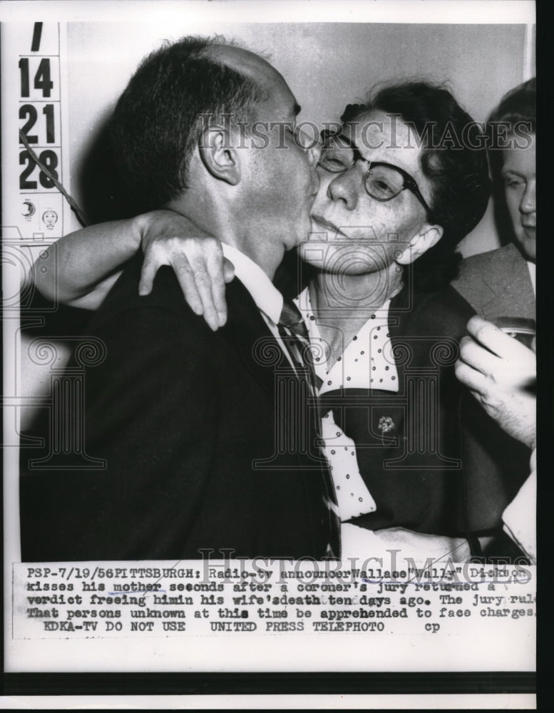 191956 Press Photo Radio-TV announcer Wallace Wall Dicks kisses her mother - Historic Images