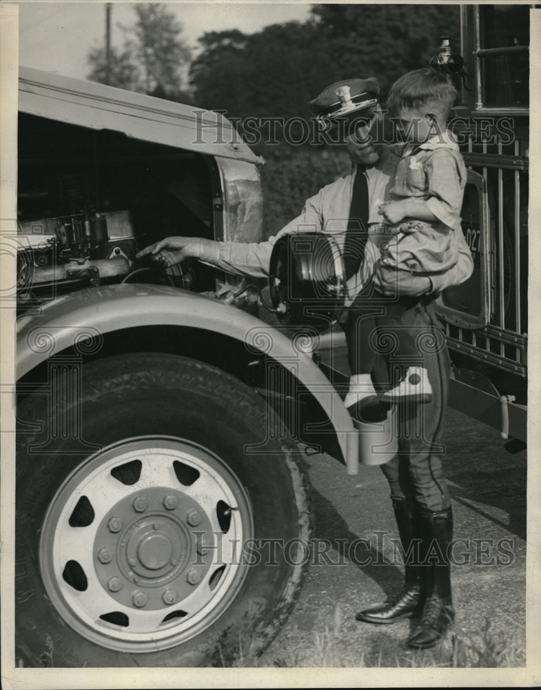 1930 Press Photo Bus Driver Dick Conlin Shows Engine To Little Boy - nec53251- Historic Images