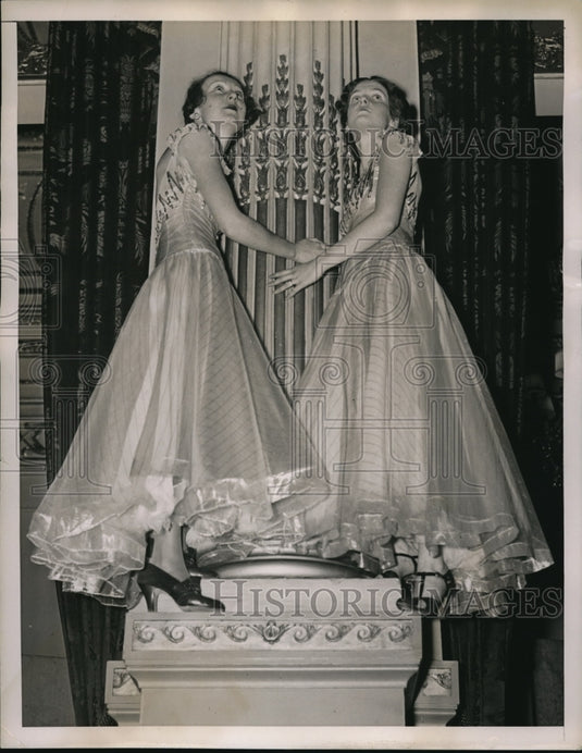 1936 Press Photo Spence School Spinsters In Waltz Ball Gowns At Plaza Hotel - Historic Images