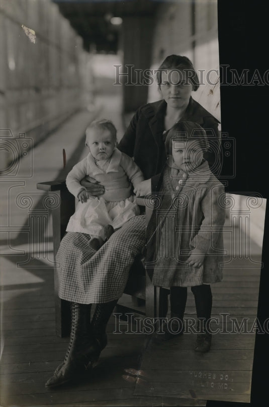 1920 Press Photo Portrait Of Mother Jim McGuire With Two Baby Daughters - Historic Images