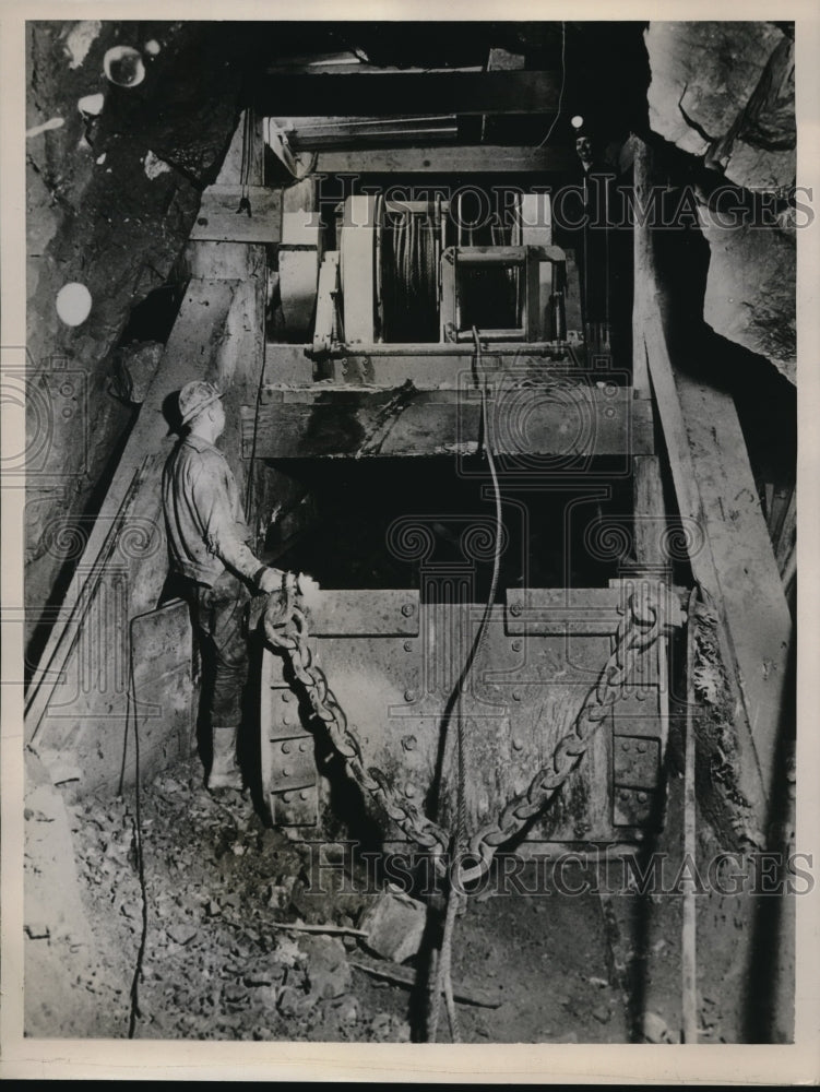 1936 Press Photo Workers Dig Coal Ore Out Of Bartlett Mountain Colorado - Historic Images