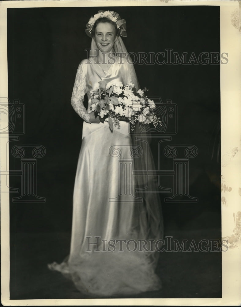 1936 Press Photo Janet Berman models as a bride in Pennsylvania State College - Historic Images