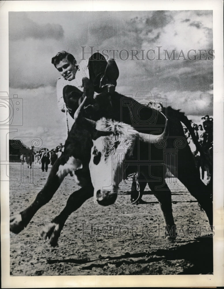 1942 Press Photo College Rodeo Cowboy during National Intercollegiate Rodeo. - Historic Images