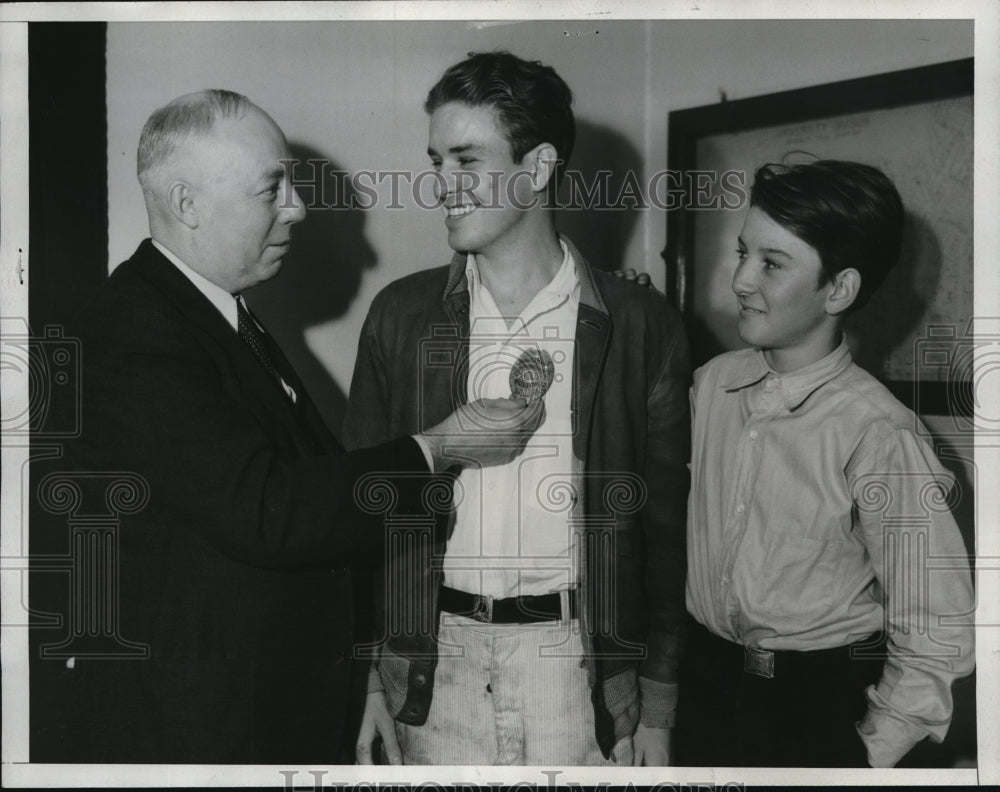 1934 Press Photo Capt. Lonie Canto congratulating Sid Jolivette &amp; Ralph Anthony - Historic Images