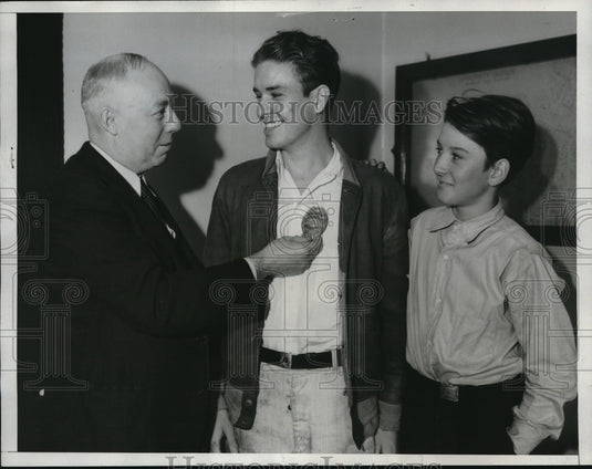 1934 Press Photo Capt. Lonie Canto congratulating Sid Jolivette & Ralph Anthony - Historic Images