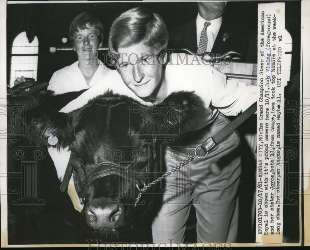 1961 Press Photo Judy Vining Owner of Grand Champion steer, Maybell. - Historic Images