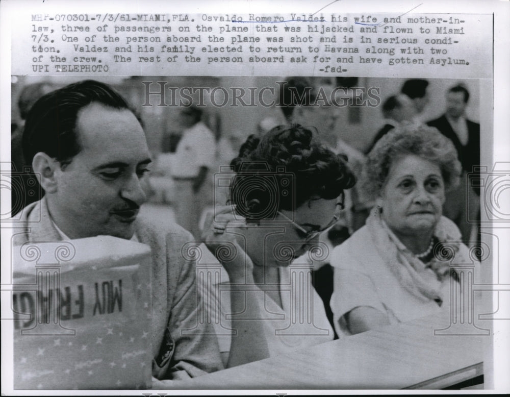 1961 Press Photo Osvaldo Romero Valdez passenger on hijacked plane. Miami, FLA. - Historic Images