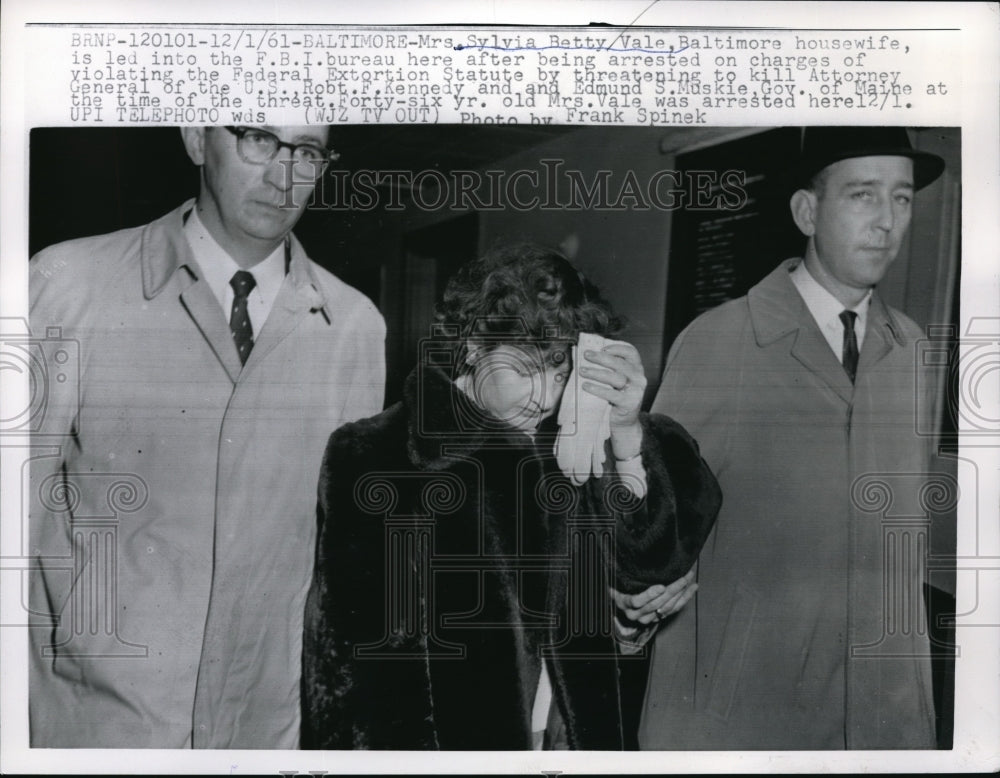 1961 Press Photo Mrs. Sylvia Betty Vale arrested on charges of threatening kill. - Historic Images