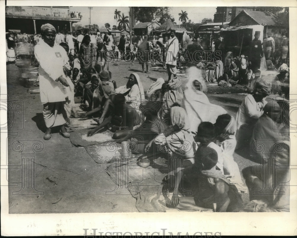 1932 Press Photo India, eclipse items given away 1000 times return - Historic Images