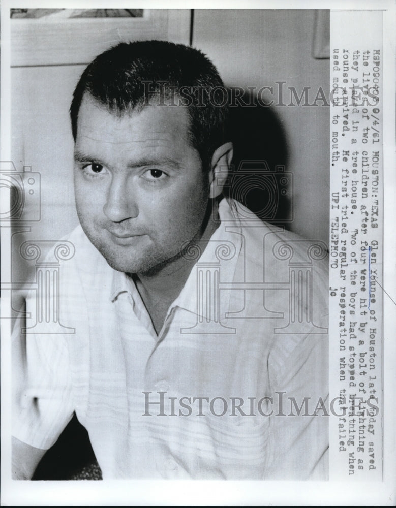 1961 Press Photo Glen Young of Houston, texas saved lives of two children. - Historic Images