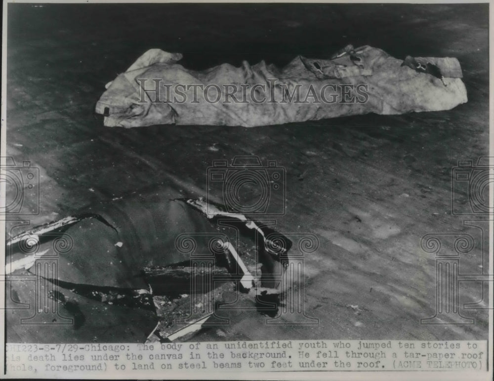 1947 Press Photo Dead Body Of Suicide Jumper Who Hit Roof Canvas In Chicago - Historic Images