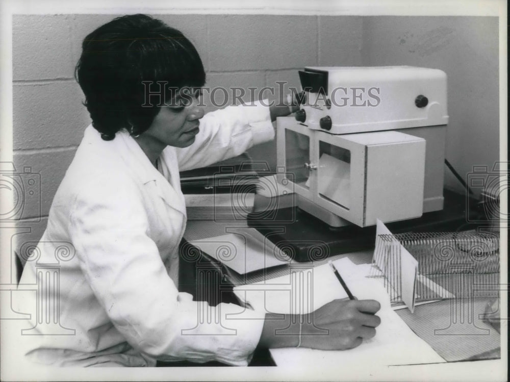 Press Photo Mrs. Emma J. Parker Working on Air Pollution Machine - Historic Images