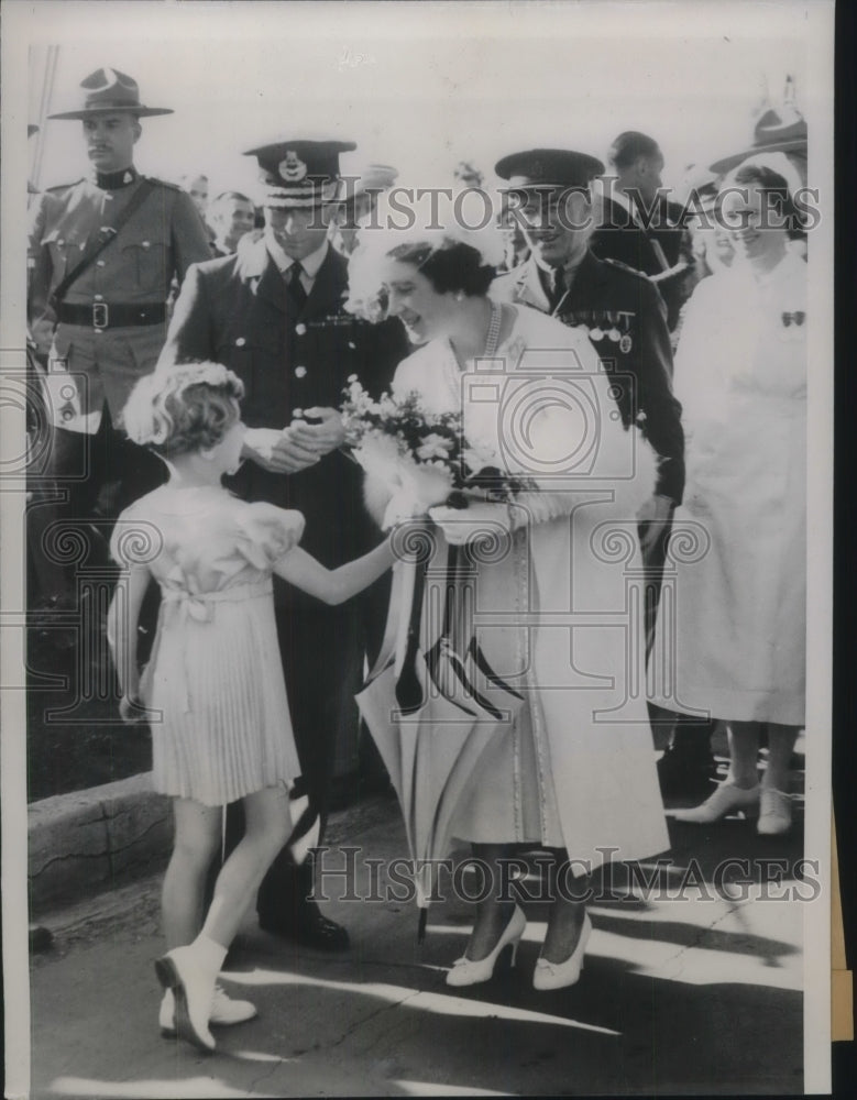 1939 Press Photo Edmonton, Alberta Queen Elizabeth &amp; orphan Marie Stacey - Historic Images