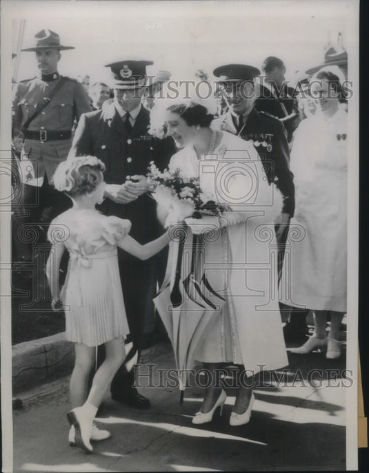 1939 Press Photo Edmonton, Alberta Queen Elizabeth & orphan Marie Stacey - Historic Images
