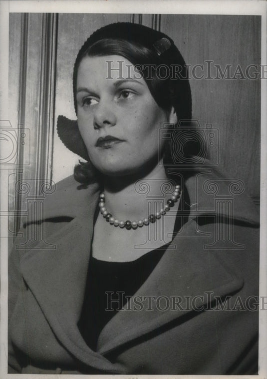 1932 Press Photo Miss Alice Olsen tells police 3 men killed her fiancé Paul - Historic Images
