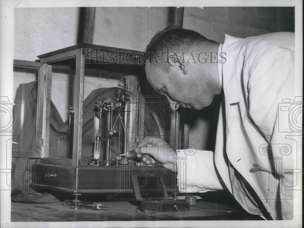 1946 Press Photo Dr. Samuel Gurin of Univ Pennsylvania Weight Radioactive Carbon - Historic Images