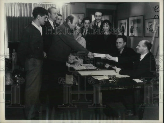 1934 Press Photo CWA comes to aid of artists Shown are Bernard Roufberg chief - Historic Images