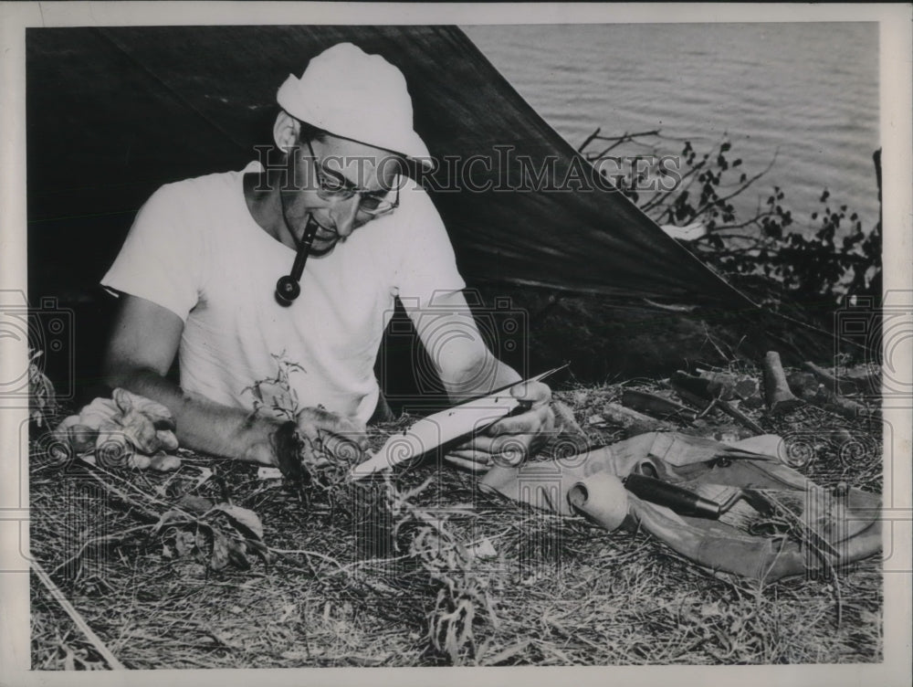 1945 Press Photo Dr. Robert Ritzenthaler Cataloguing Excavated Artifacts - Historic Images