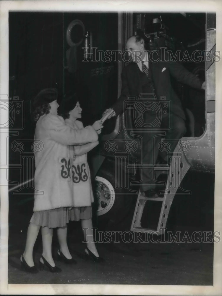 1946 Alyce & Ruth Guerin twimns hands letters postmaster Albert - Historic Images