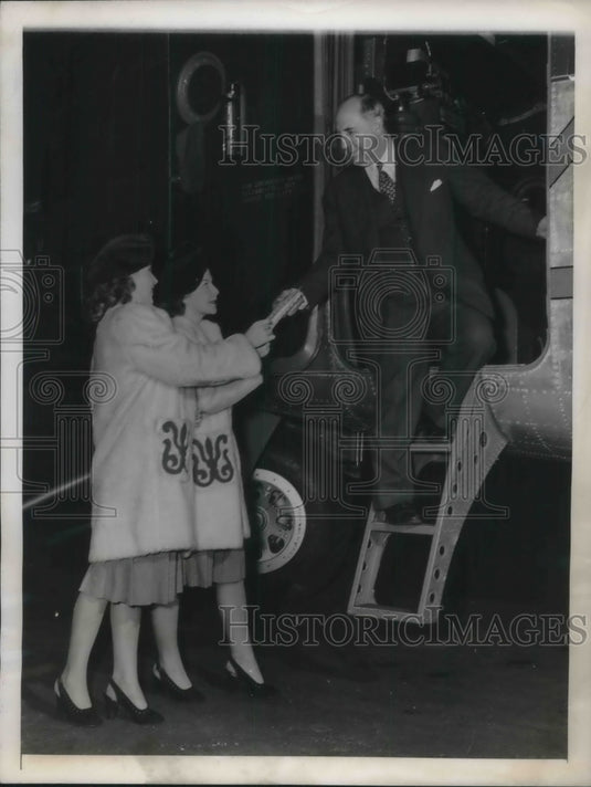 1946 Alyce & Ruth Guerin twimns hands letters postmaster Albert - Historic Images
